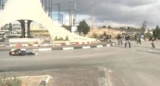 مقطع مؤثر لشاب فلسطيني بعد إطلاق النار عليه