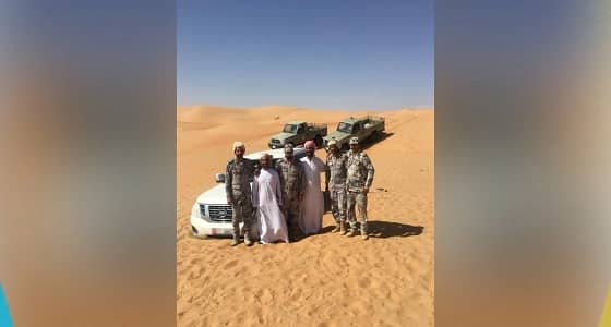 بالصور.. حرس الحدود ينقذ إماراتييْن فُقِدوا في صحراء الربع الخالي
