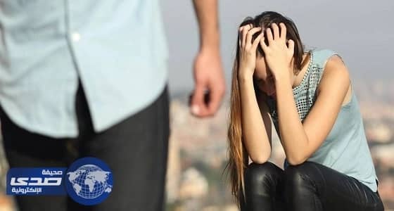 زوج يشاهد زوجته في فيلم إباحي مع أصدقائه