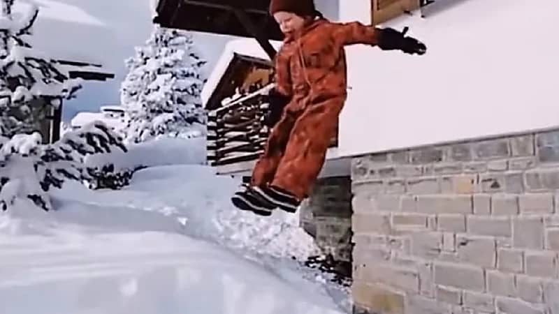 بالفيديو.. أب يشجع طفليه على القفز من الطابق الثاني