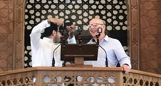 مالك مانشستر يونايتد يعتلي المنبر بعد صلاة الجمعة