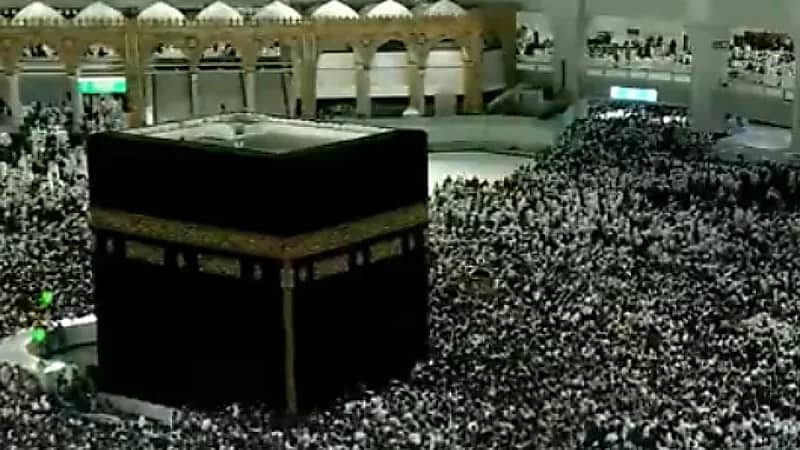 صورة بهية .. جموع غفيرة للطائفين والمعتمرين في الحرم المكي في تاسع أيام رمضان (فيديو)