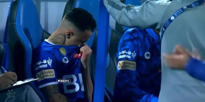 شاهد .. لاعب الهلال يبكي بعد خروجه من مواجهة أبها