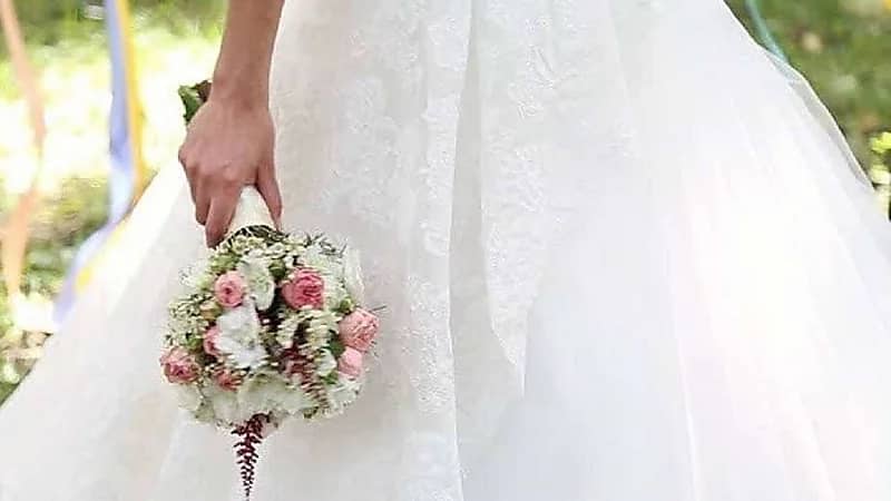 عروس تشترط على المدعوون خلع الأحذية لحضور حفل زفافها