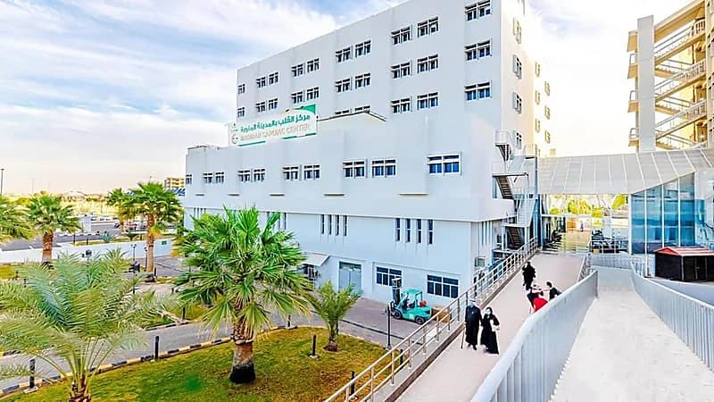 قسطرة قلبية معقدة تنهي معاناة عشرينية من نقص الأوكسجين بالمدينة المنورة