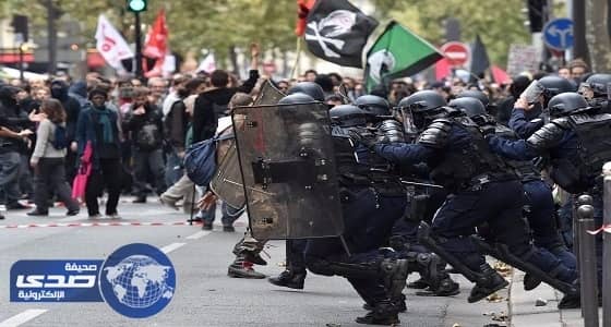 بالصور.. آلاف الموظفين يحتجون ضد ماكرون بعد تجميد رواتبهم