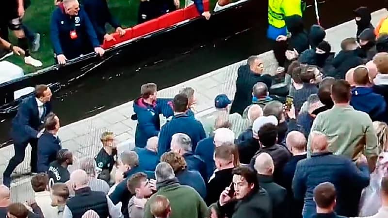 شاهد .. اشتباكات عنيفة بين لاعبو ويستهام وجماهير ألكمار