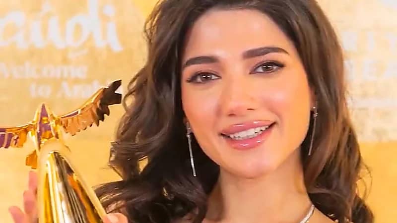 نارين بيوتي تعبر عن رأيها في عقد الألماس الخاص بزفافها.. فيديو