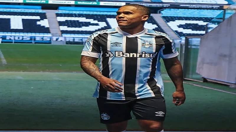 أندية سعودية مهتمة بالتعاقد مع "كوستا" بعد انتهاء إعارته مع " غريميو"