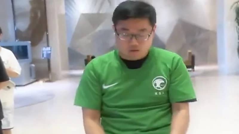 مشجع صيني يتمنى عدم الخسارة بنتيجة كبيرة أمام الأخضر .. فيديو