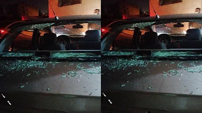 بالصور.. فتاة تحطم زجاج 15 مركبة