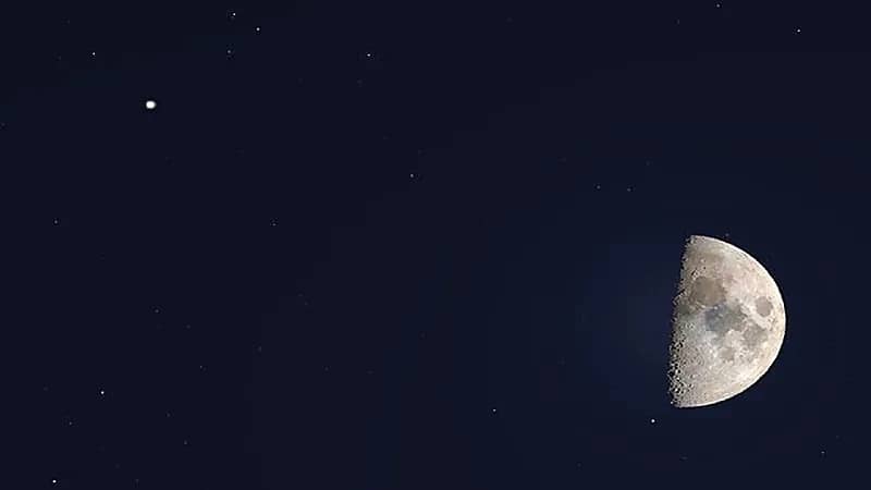 اليوم.. اقتران القمر الأحدب بكوكب زحل في سماء المملكة