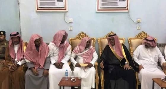 محافظ صبيا يقدم واجب العزاء لذوي الشهيد " تويتي "