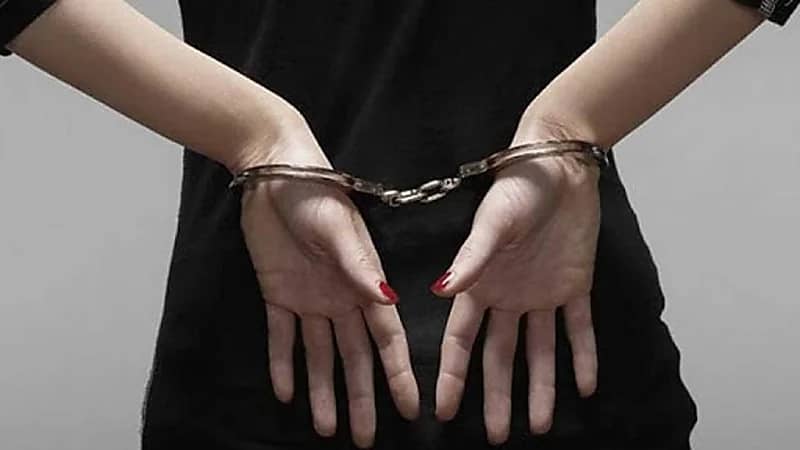 رجل يكتشف خيانة زوجته ويضبطها متلبسة