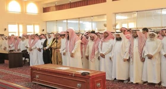 محافظ بارق ينقل تعازي خادم الحرمين لأسرة الشهيد علي البارقي