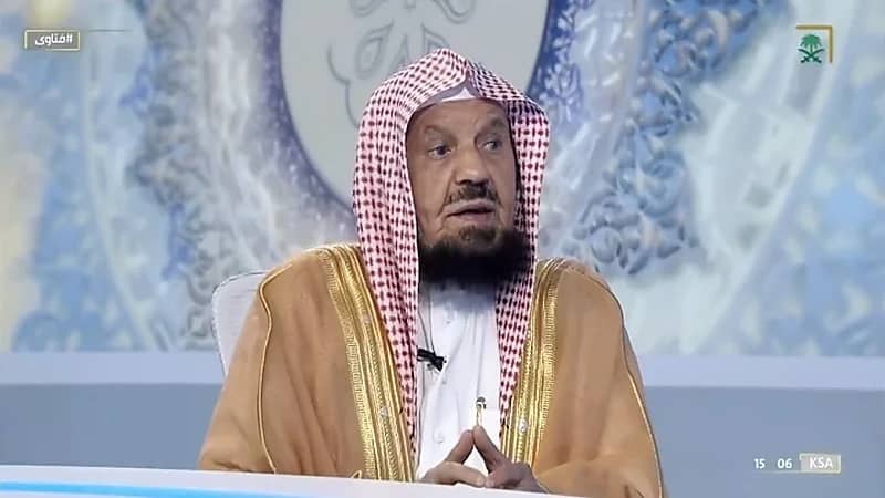 بالفيديو.. "المنيع" يوضح حكم الاغتسال للمحرم بعد لبس الإحرام