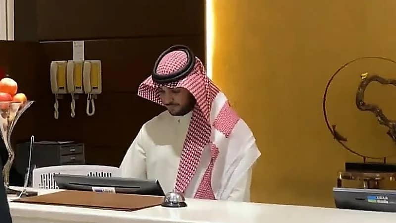 مواطن يفقد لغته العربية بعد ابتعاثه مع والدته .. ويستعيدها بالعمل بفندق