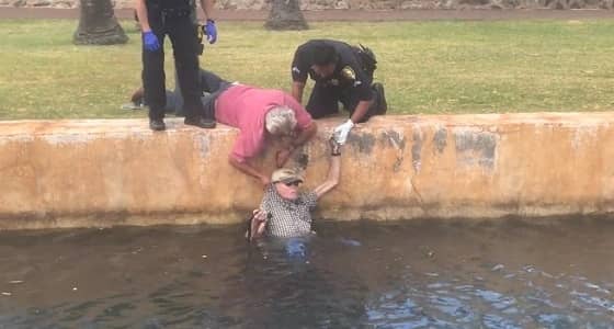 بالفيديو.. لحظة إنقاذ مسن حاول الانتحار داخل قناة مائية