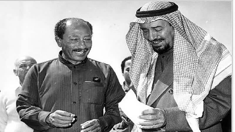 صورة نادرة تجمع الملك خالد بالرئيس المصري "السادات"