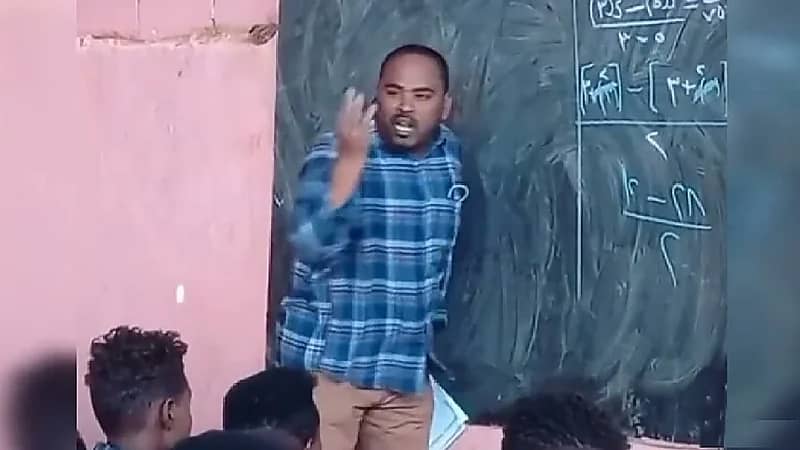 بالفيديو.. معلم يثير انتباه طلابه في الرياضيات بطريقة غريبة