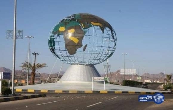 مكة: القبض على شاب تعمد الخروج من فتحة سقف سيارته أثناء قيادتها