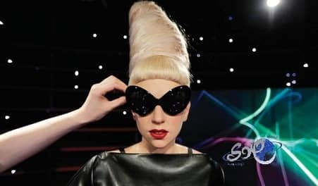 ليدي غاغا على كرسي متحرك من ذهب