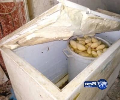 عمالة يحولون ممرات سكنهم مطبخا لـ"الوجبات السريعة"