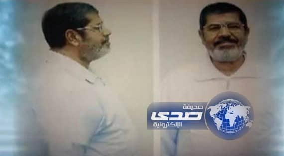  أول صورة لمحمد مرسي بملابس السجن 