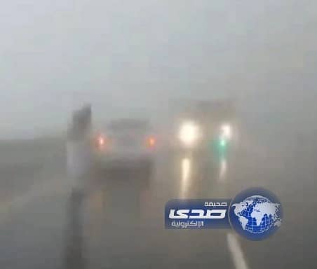 تساقط الصخوريغلق طريق الهدا بالطائف (فيديو) 