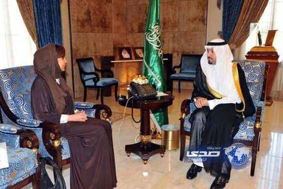 الامير مشعل يطلع على عرض برنامج  التوعية البيئية المقدم من الدكتورة ماجدة أبو رأس