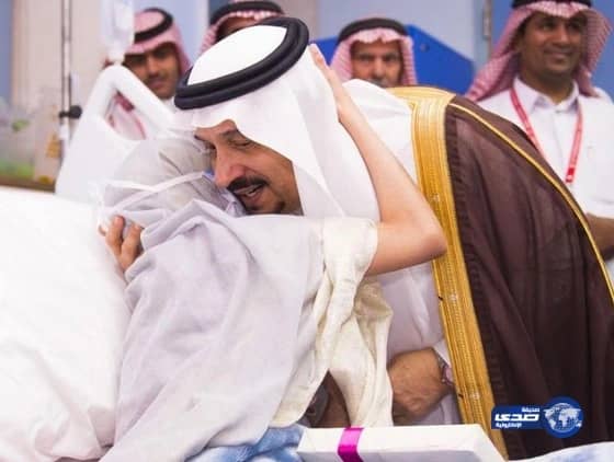 أمير القصيم يزور طفلة مريضة بالسرطان تلبية لدعوتها ويهديها سيارة 