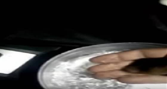 بالفيديو.. مواطن يٌوثق انخفاض درجة الحرارة بتجمد المياه بصحن في المدينة