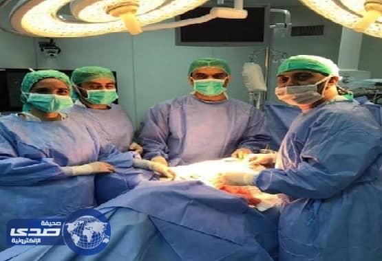 عملية معقدة تستغرق أربع ساعات تنهي معاناة ثلاثيني بمستشفى الملك فهد بجدة