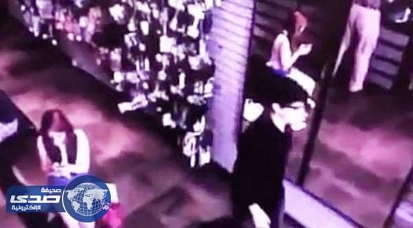 بالفيديو.. عدم ظهور رجل بلا انعكاس بالمرآة يثير الرعب في متجر