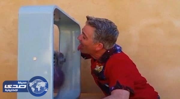 بالفيديو: مُغامر يوقف مروحة دائرة بلسانه