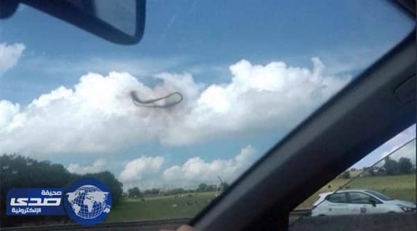 حلقات طائرة غريبة تثير حيرة السكان في بريطانيا