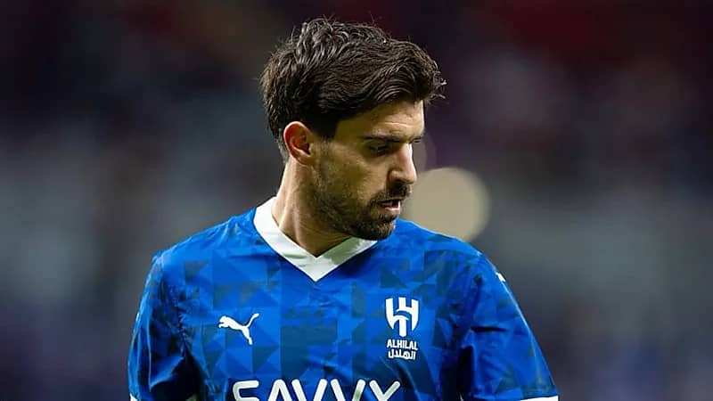 شقيق نيفيز في عيد ميلاده بالزي السعودي .. صور