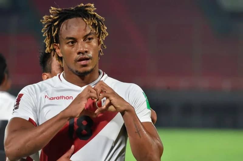 كاريلو يتواجد في معسكر بيرو رغم الإصابة 