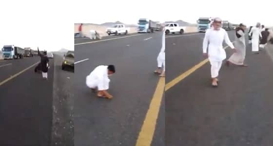 بالفيديو.. توقف حركة السير بطريق " الرين – بيشة " لوجود مسامير