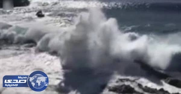 بالفيديو.. موجة ضخمة تبتلع عجوز وشاب  في تينيريفي