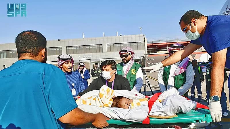 وصول التوأم السيامي الإرتيري أسماء وسمية إلى الرياض .. صور