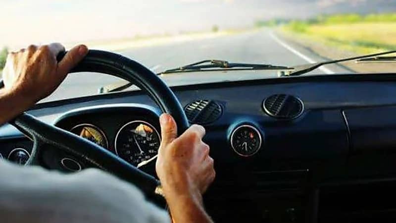 عادات يجب الاحتراس منها أثناء قيادة السيارة