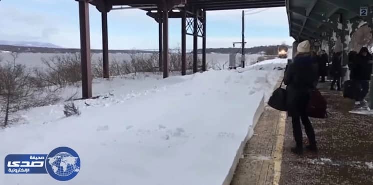 بالفيديو والصور..قطار يقذف المسافرين بالثلج بمحطة نيويورك