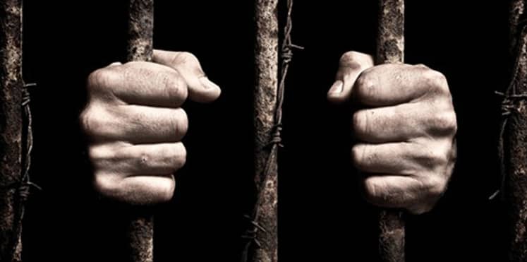 بالفيديو ...يغرق طفلة زوجته بوحشية في حمام السباحة !!!