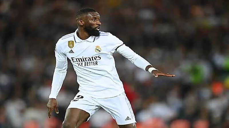 نجم ريال مدريد يسخر علنًا من هزيمة برشلونة المذلة أمام ليجانيس .. فيديو