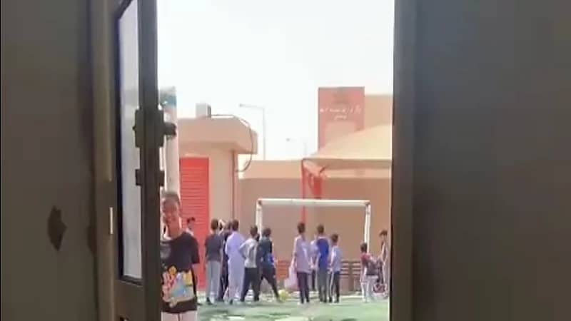 معلم يتعامل بطريقة رائعة مع من يتبول على نفسه من الطلاب (فيديو)