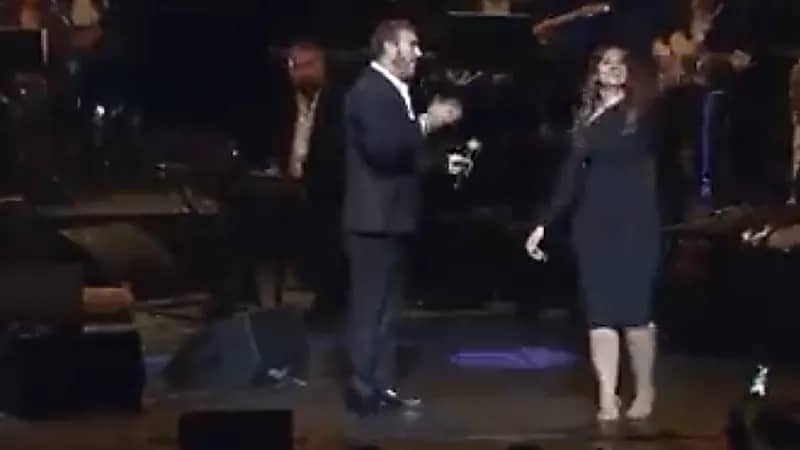 بالفيديو.. ردة فعل غريبة من كاظم الساهر مع معجبة أرادت التصوير معه