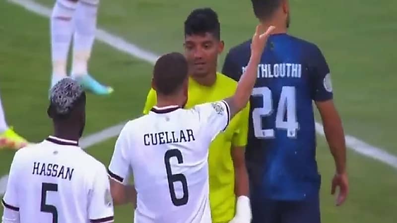 حارس الزمالك يترك مرماه اعتراضًا على ضربة جزاء الشباب .. فيديو