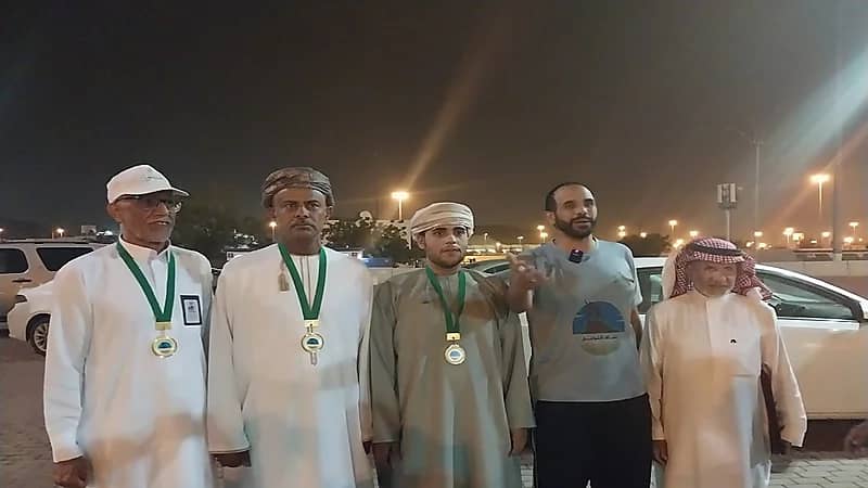 رحالة عماني يمشي من صلالة إلى الحرم المكي سيرًا على الأقدام