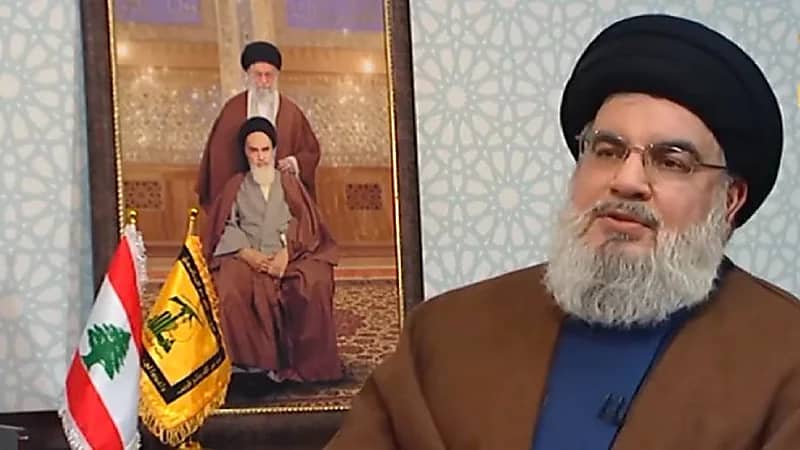 صورة الخميني وخامنئي تفتح النار على نصر الله